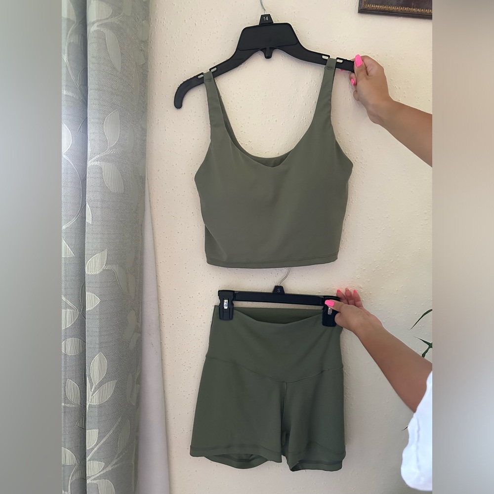 Beautiful Aerie light green matching set with a sports bra and biker shorts! 😍